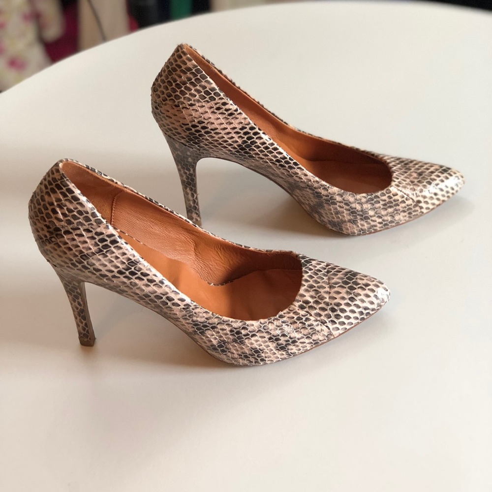 Pour Le Victoire snakeskin leather pumps
